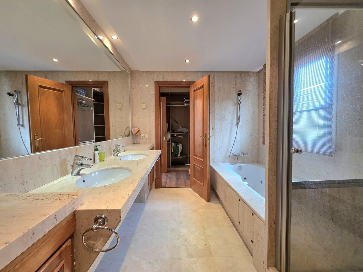 3 Bedroom Townhouse in Estepona - Photo 25