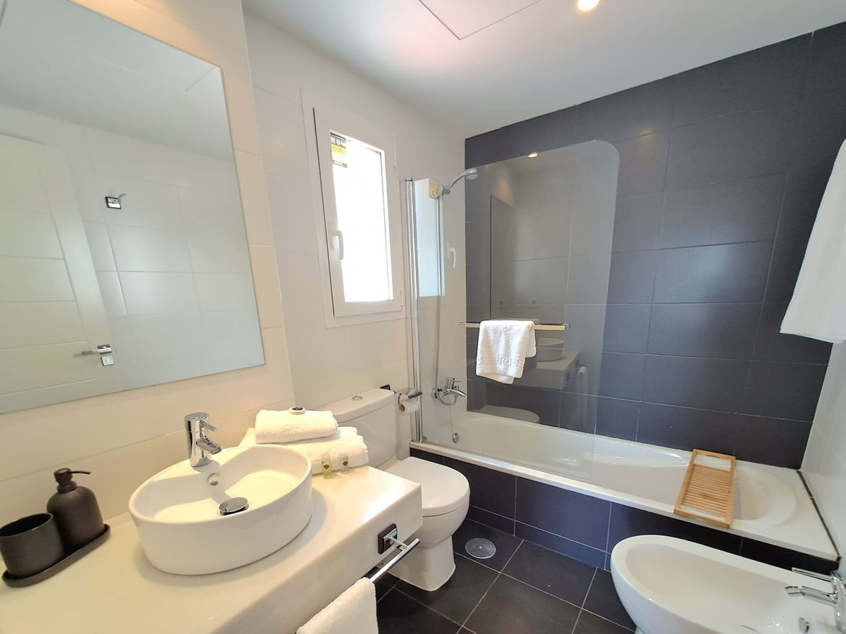2 Bedroom Apartment in Estepona - Photo 16