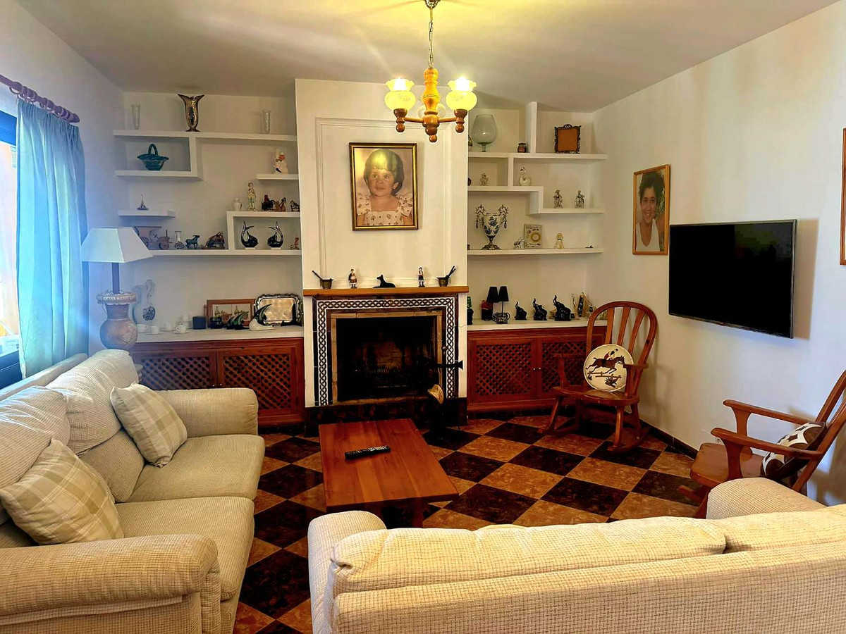 4 Bedroom Villa in Marbella - Photo 8