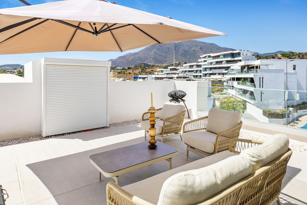 2 Bedroom Penthouse in Estepona - Photo 32