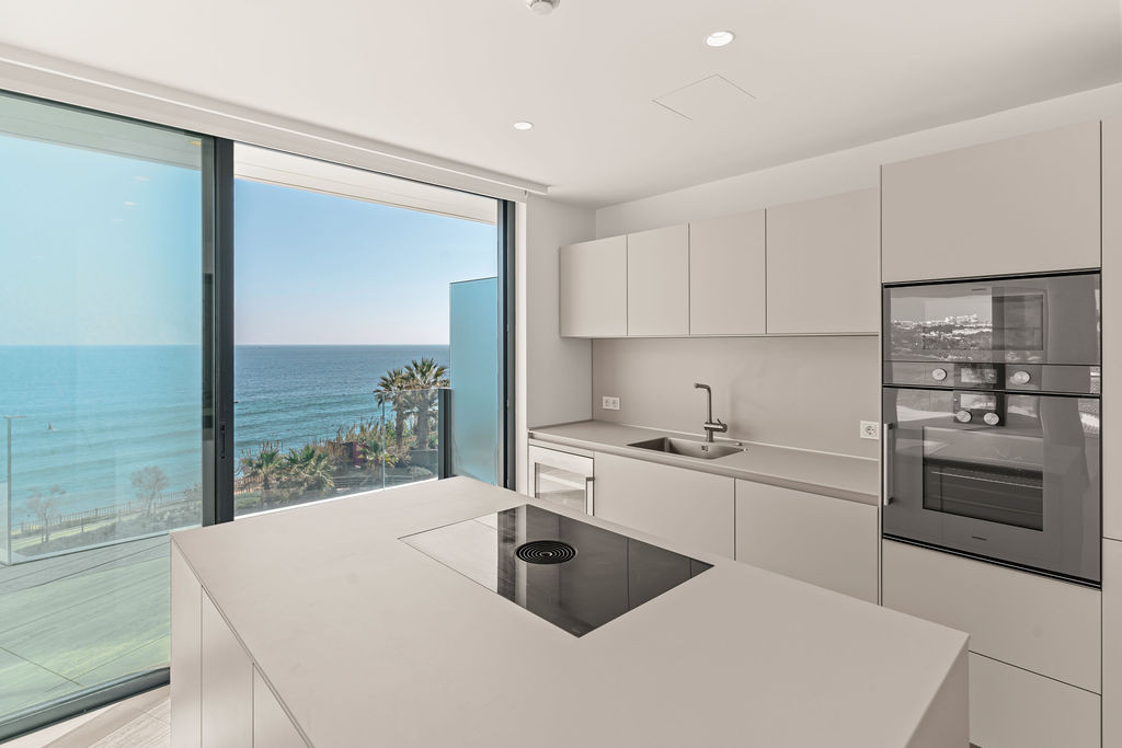 4 Bedroom Penthouse in Estepona - Photo 8
