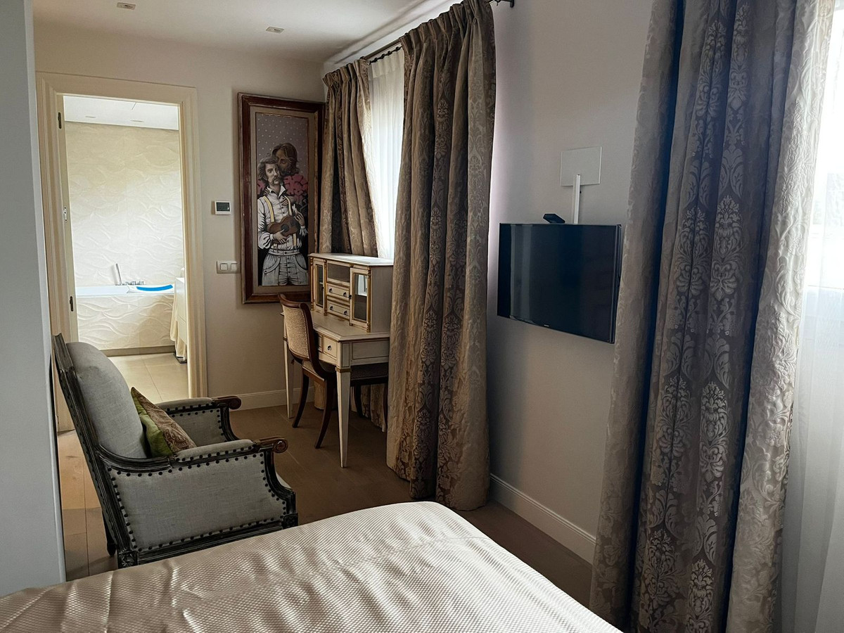 5 Bedroom Apartment in Marbella - Photo 24