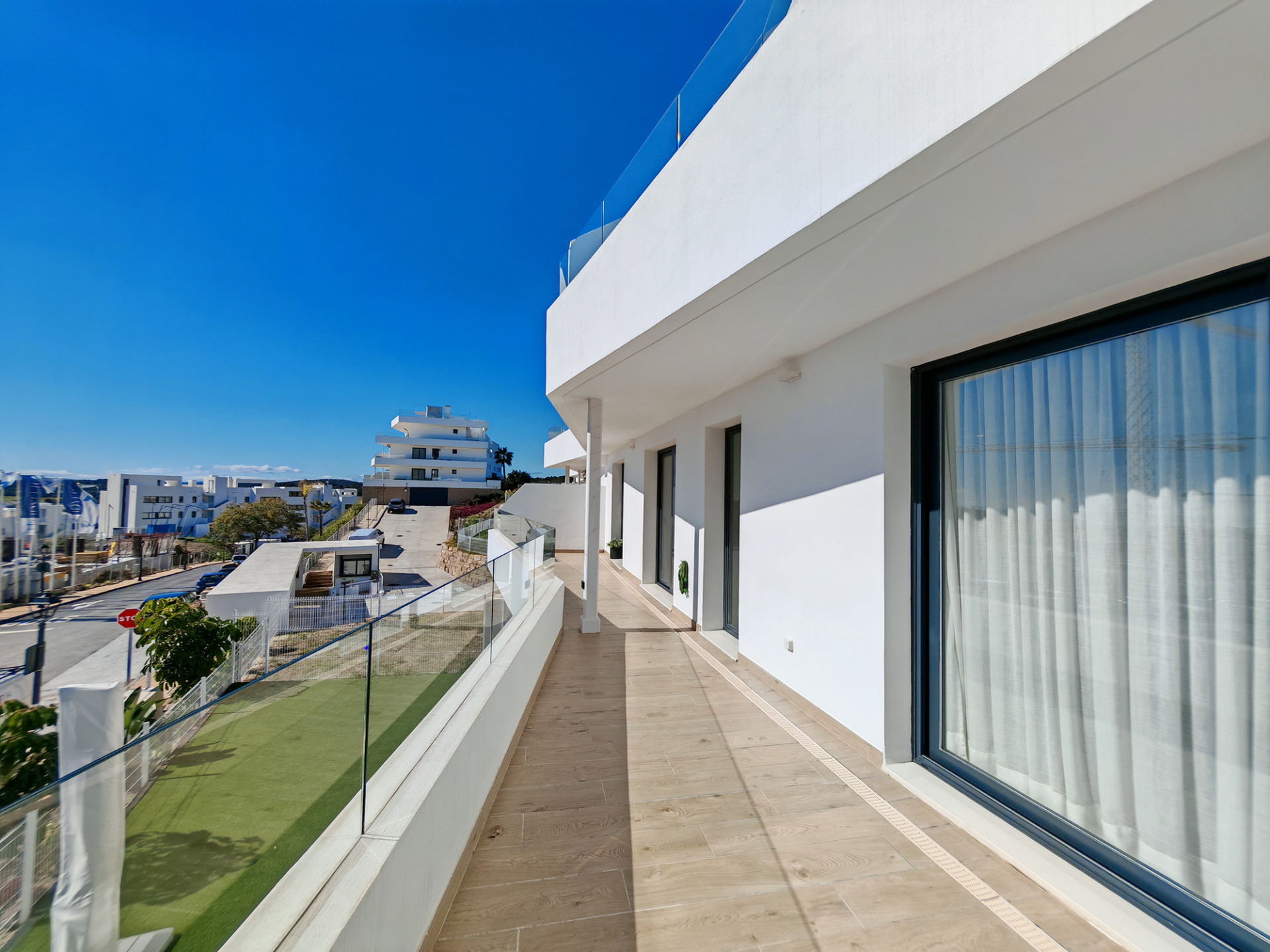 2 Bedroom Apartment in Estepona - Photo 13