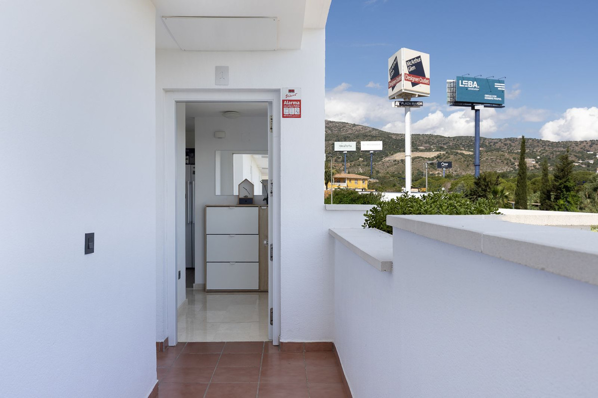 2 Bedroom Apartment in Torremolinos - Photo 24