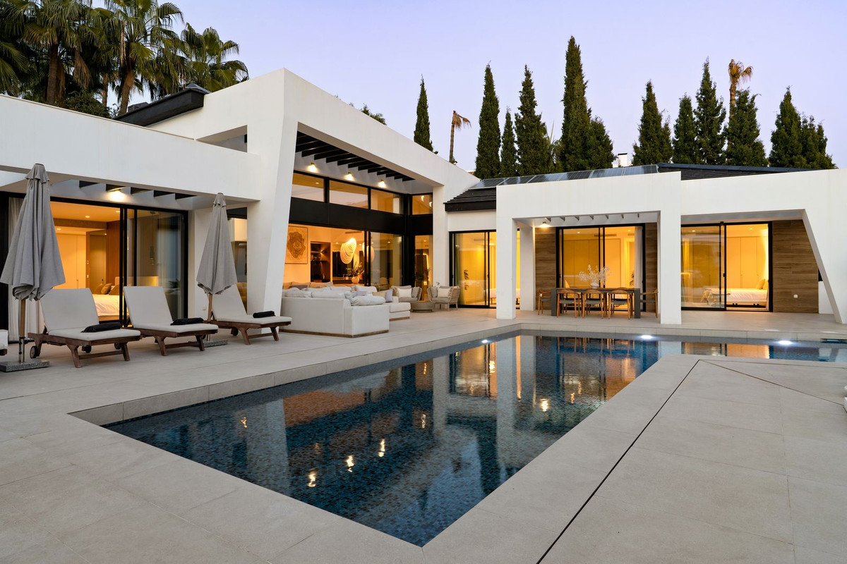 6 Bedroom Villa in Marbella - Photo 3