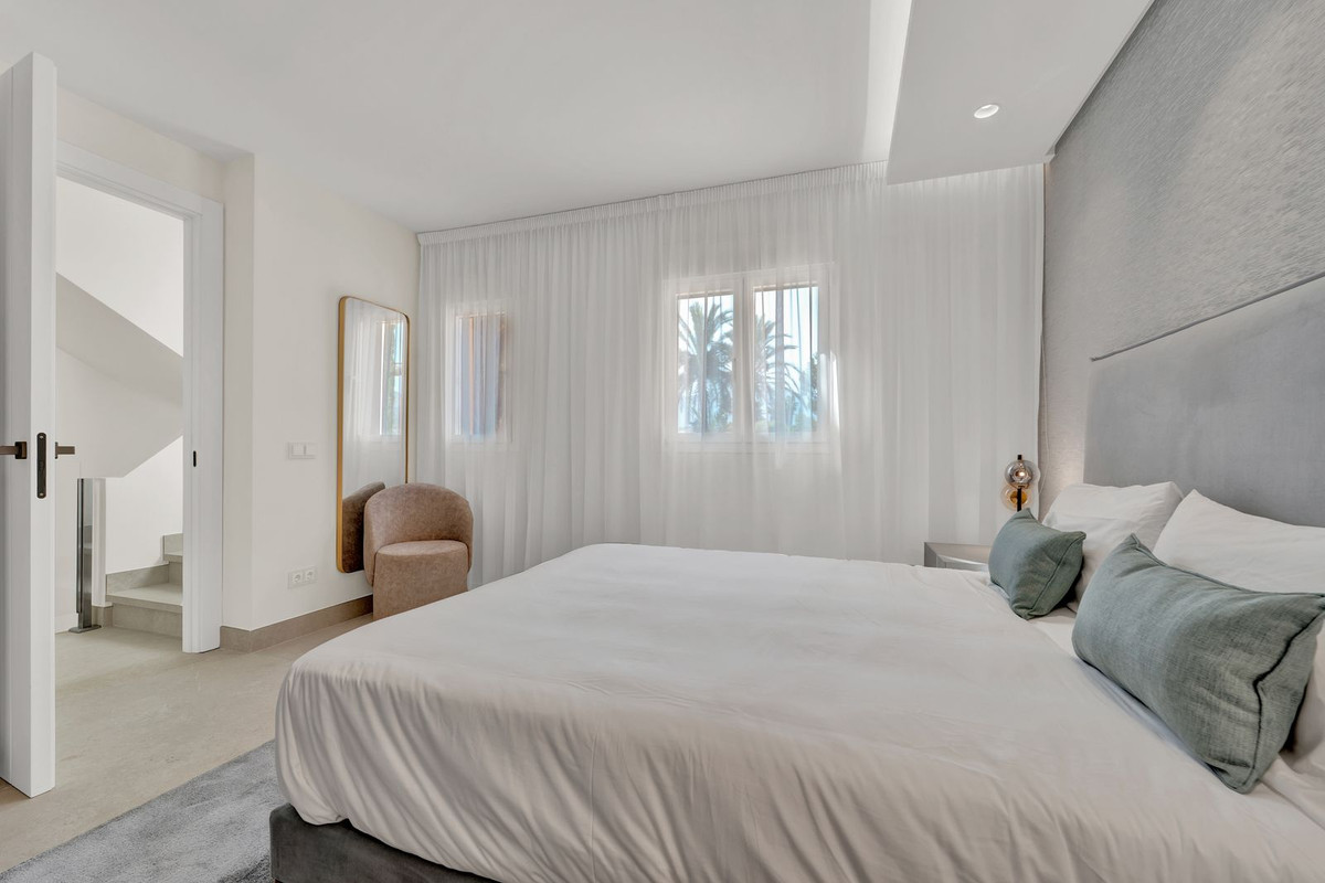 4 Bedroom Townhouse in Estepona - Photo 20