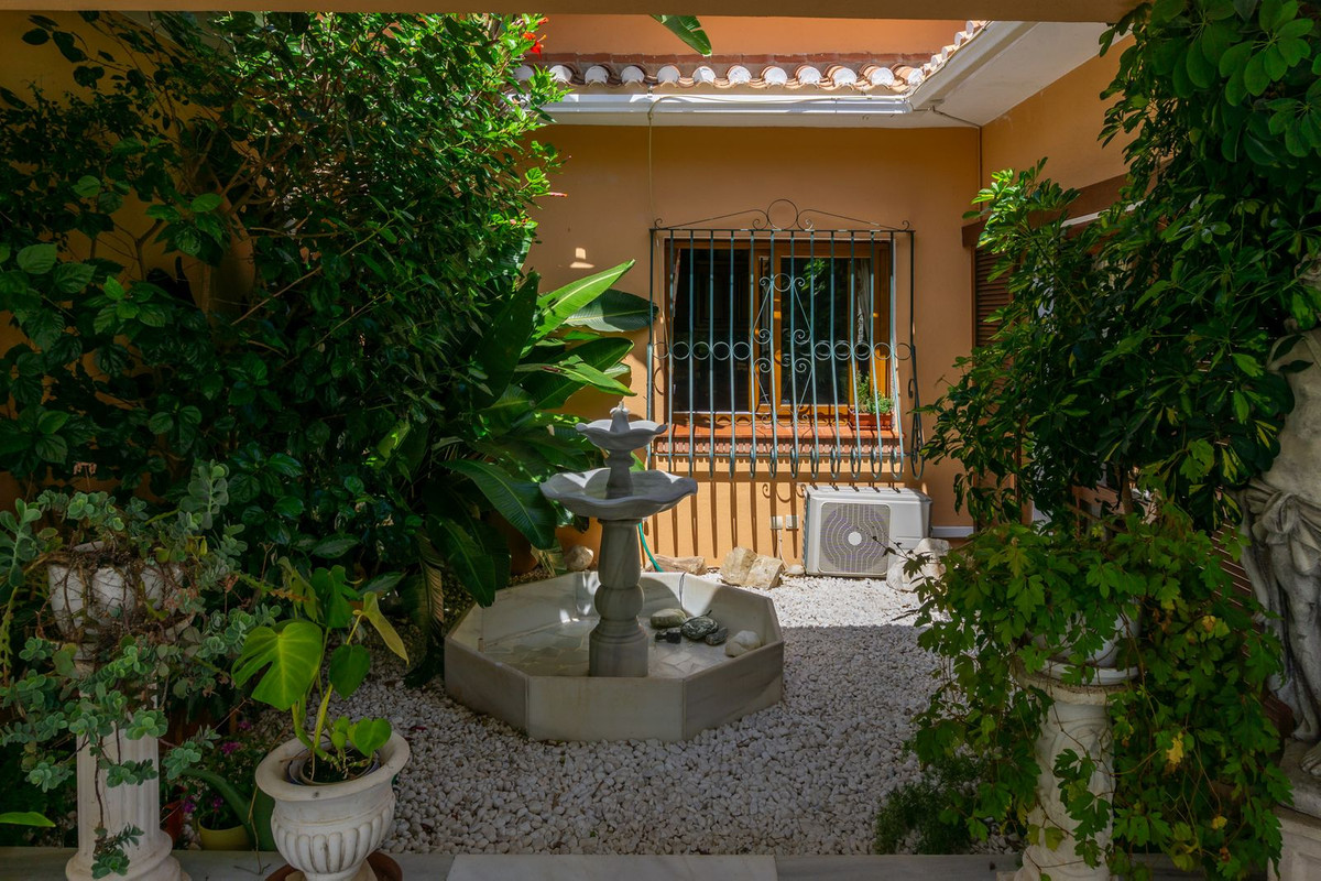 6 Bedroom Villa in Estepona - Photo 15