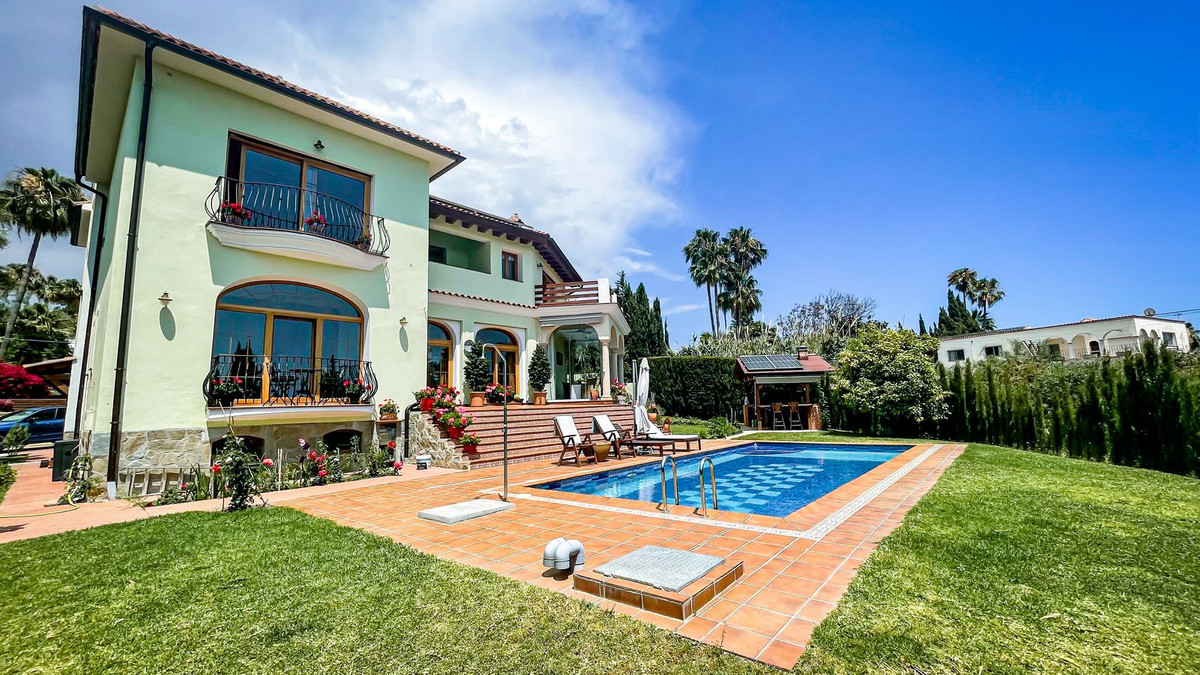 6 Bedroom Villa in Marbella - Photo 2