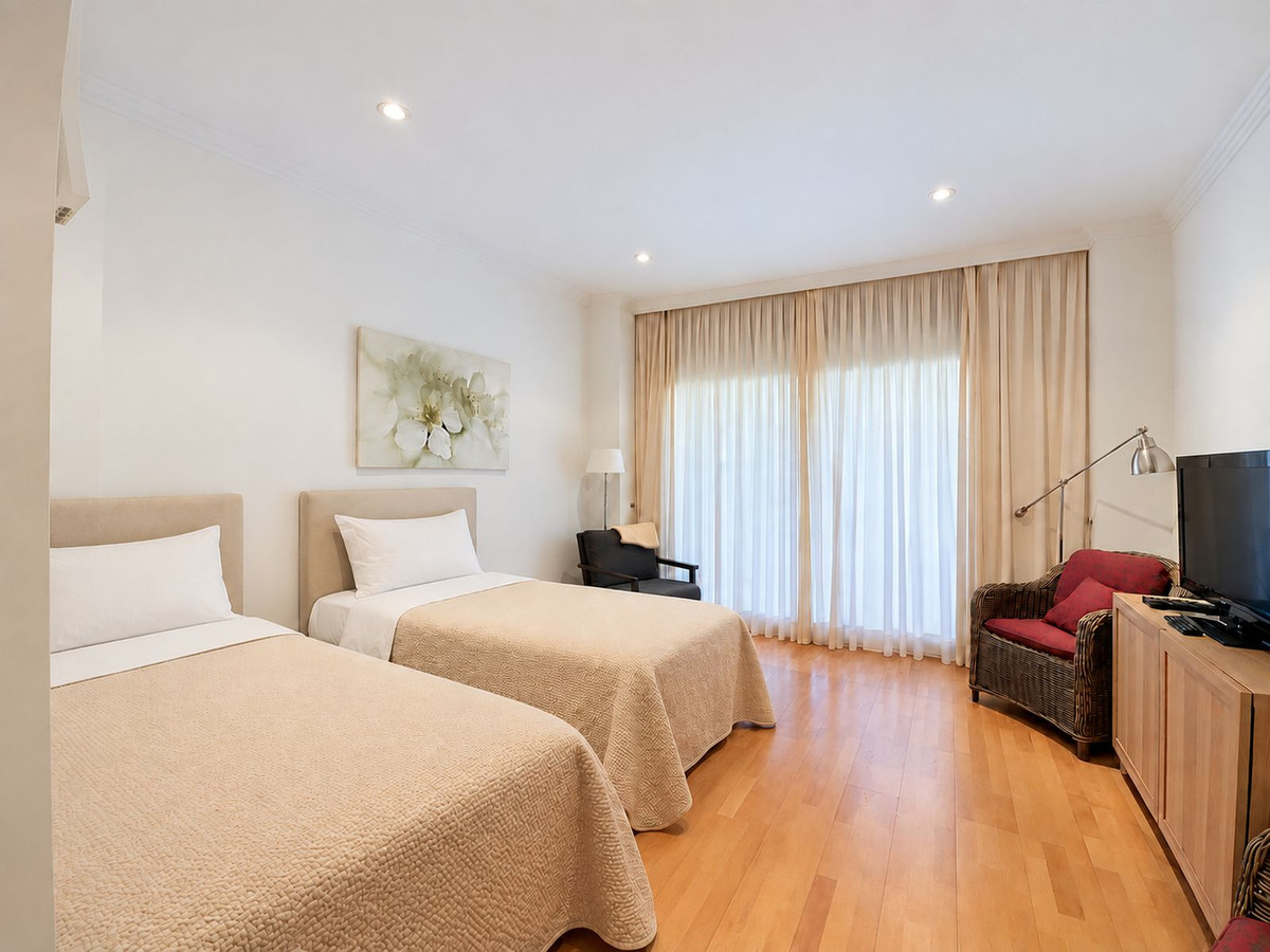 4 Bedroom Apartment in Estepona - Photo 12