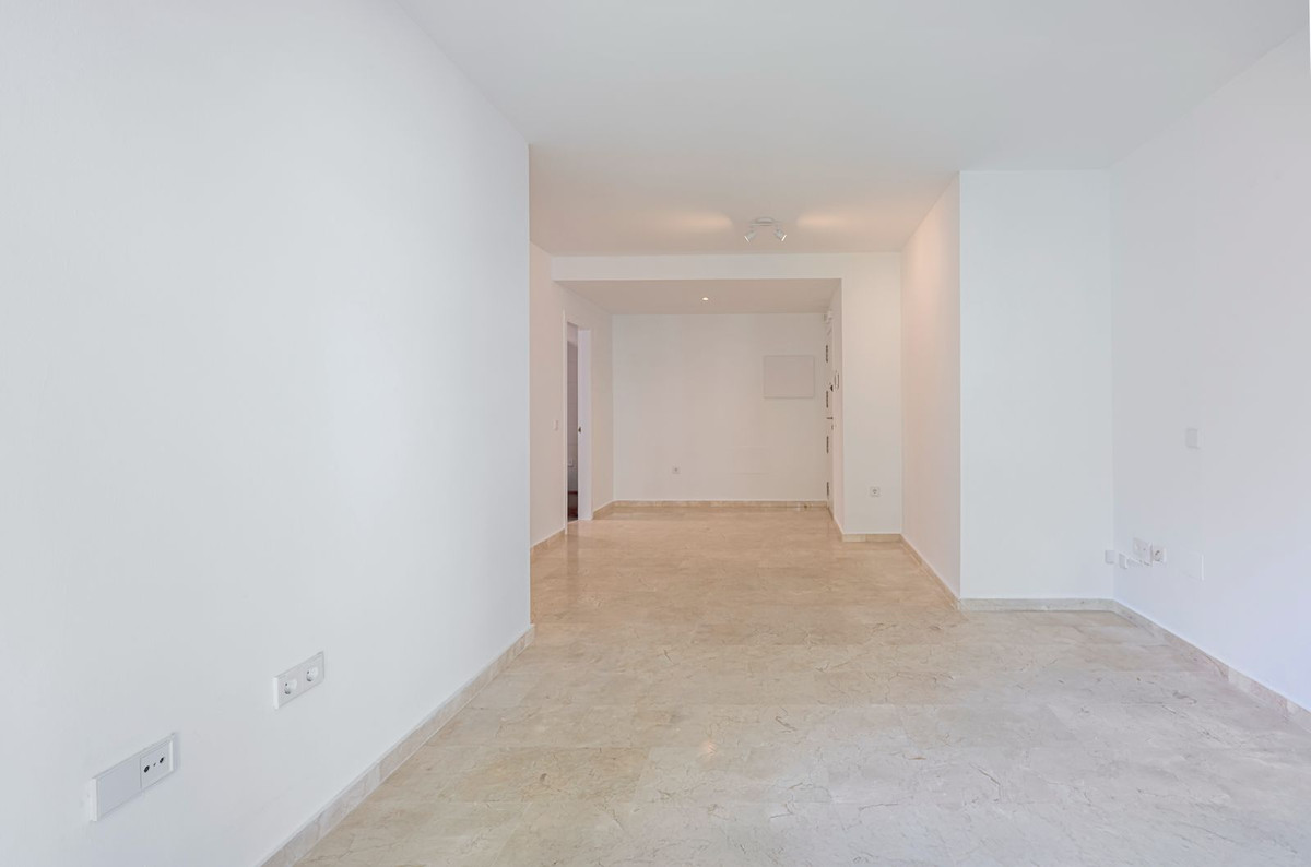 2 Bedroom Apartment in Estepona - Photo 10