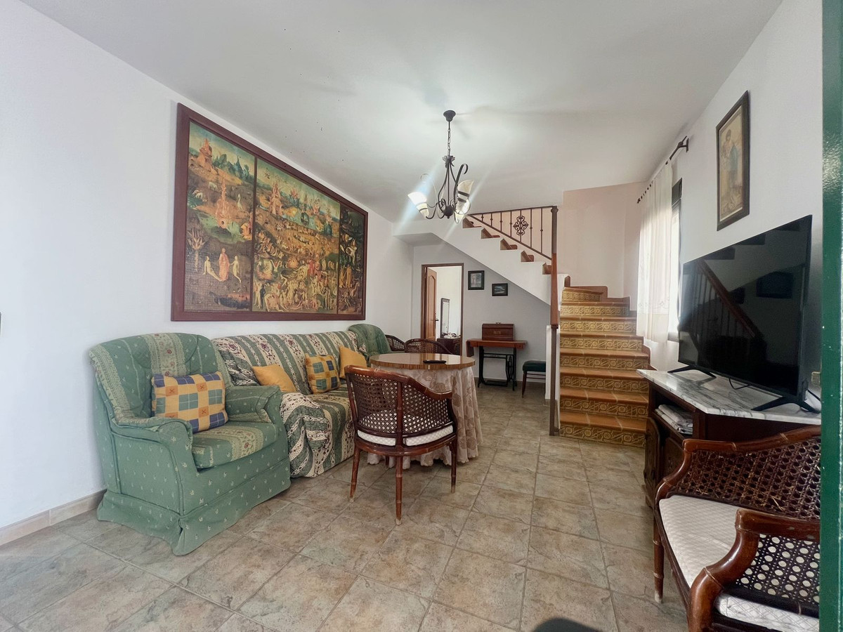 4 Bedroom Townhouse in Coín - Photo 15