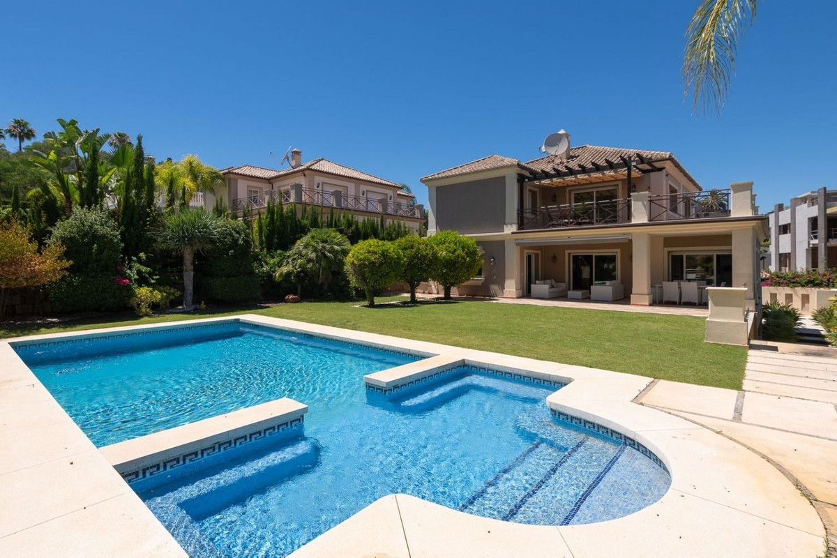 6 Bedroom Villa in Marbella - Photo 4