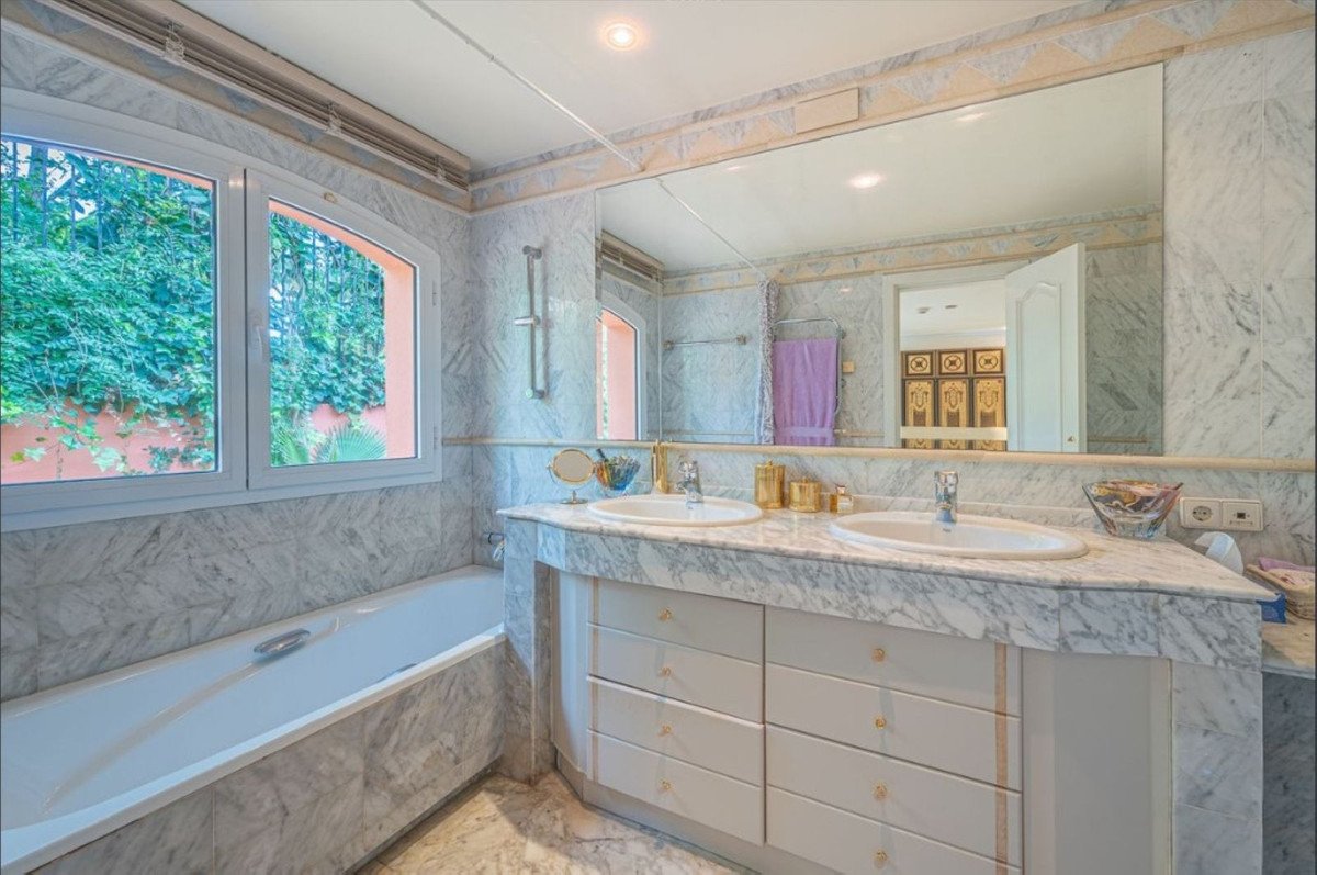 5 Bedroom Villa in Marbella - Photo 15
