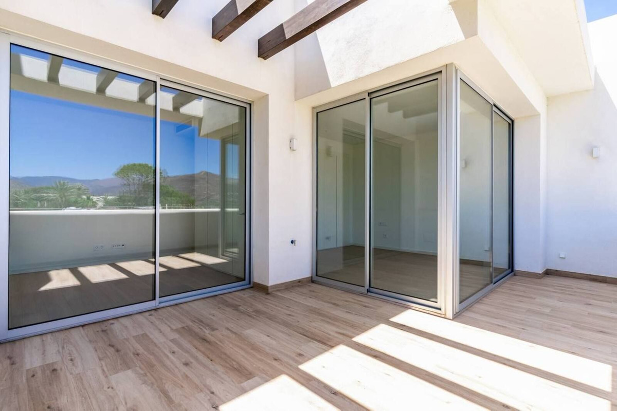 4 Bedroom Penthouse in Benahavís - Photo 18