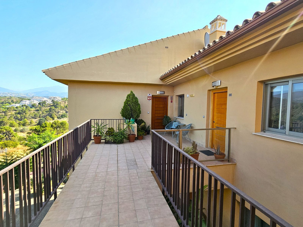 2 Bedroom Penthouse in Estepona - Photo 6