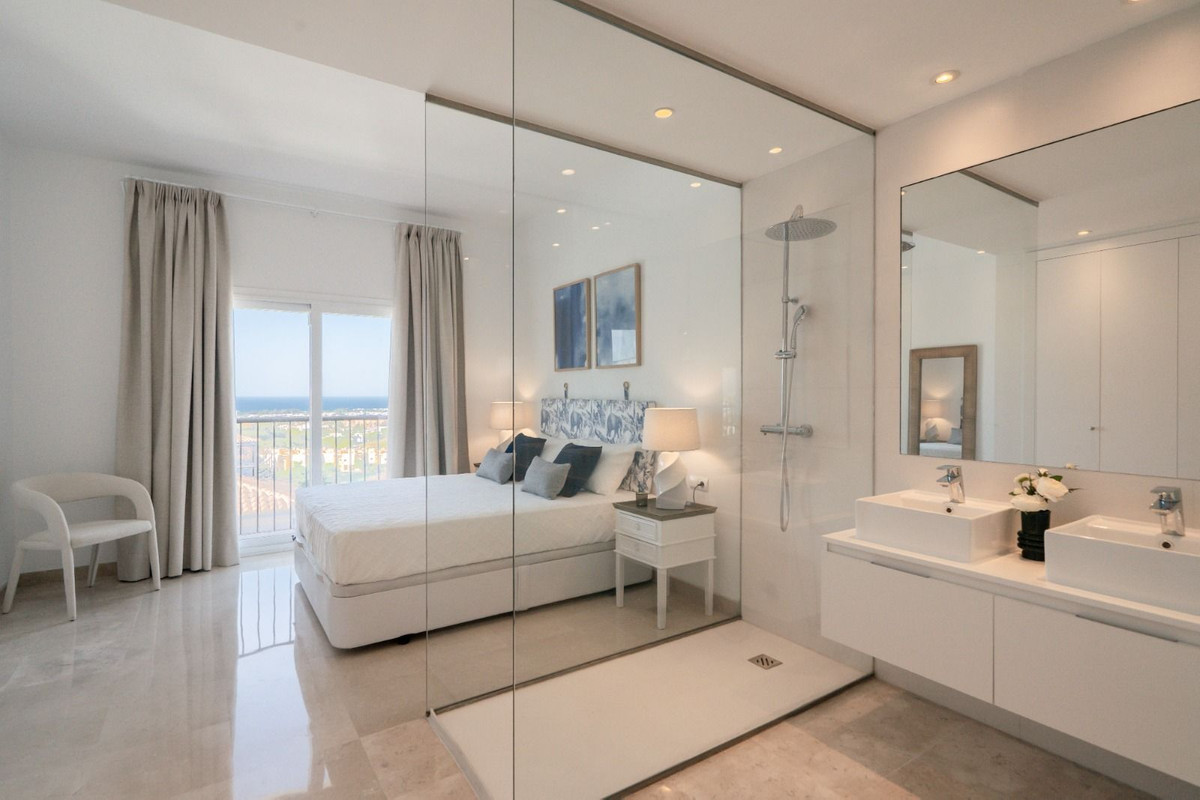 2 Bedroom Penthouse in Benahavís - Photo 17