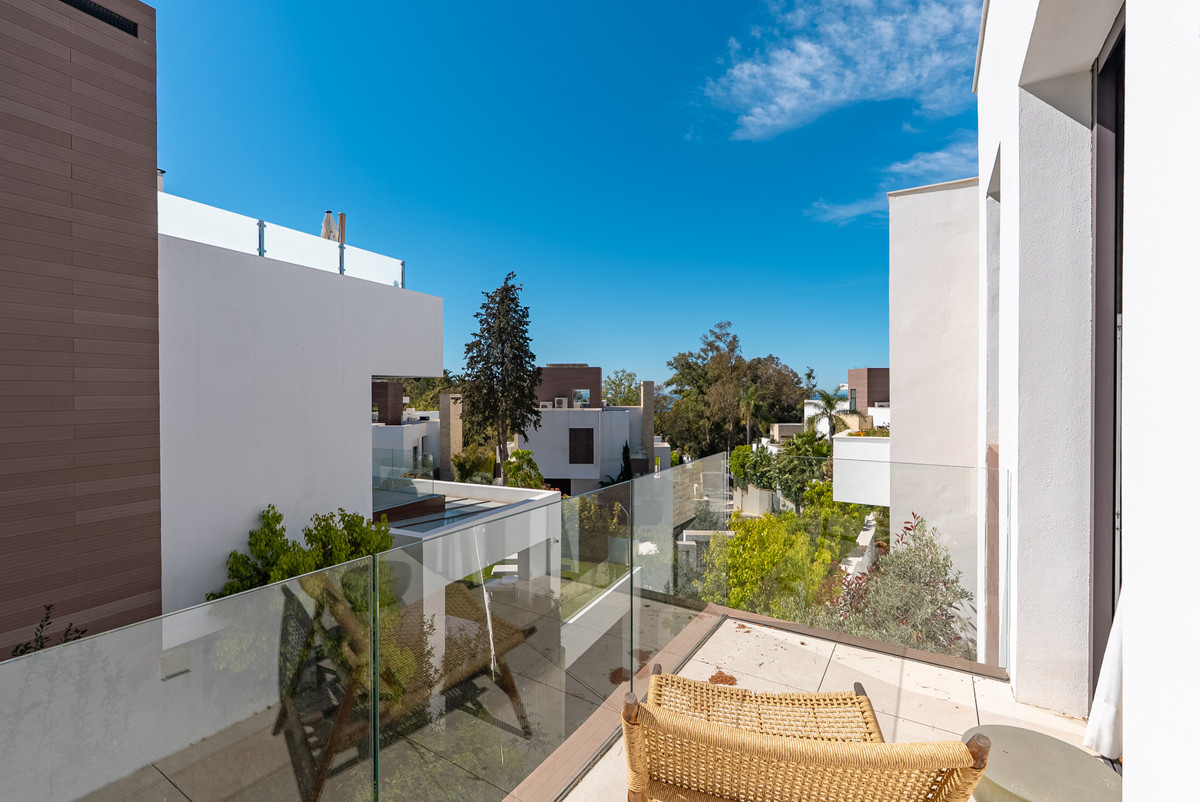 4 Bedroom Villa in Marbella - Photo 32