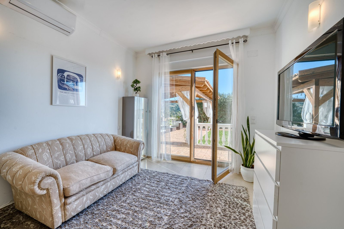 8 Bedroom Villa in Marbella - Photo 28