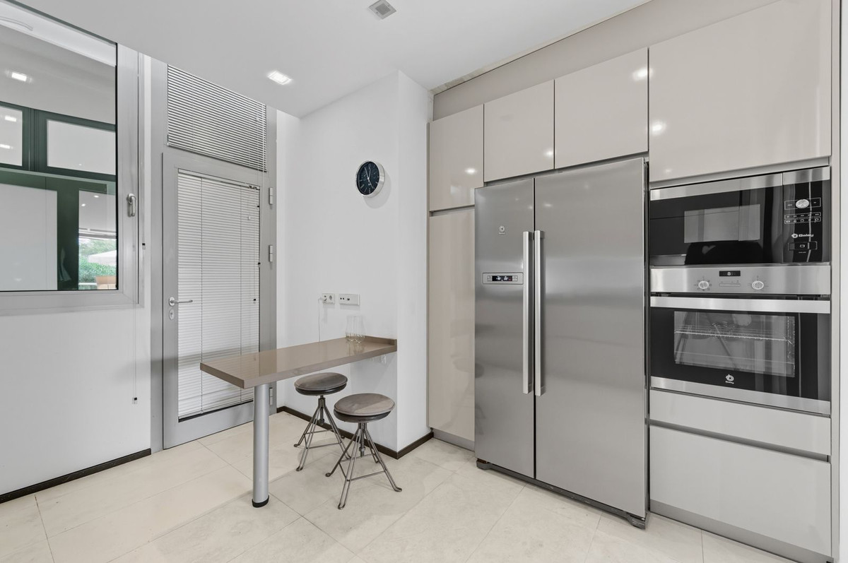 2 Bedroom Villa in Marbella - Photo 4