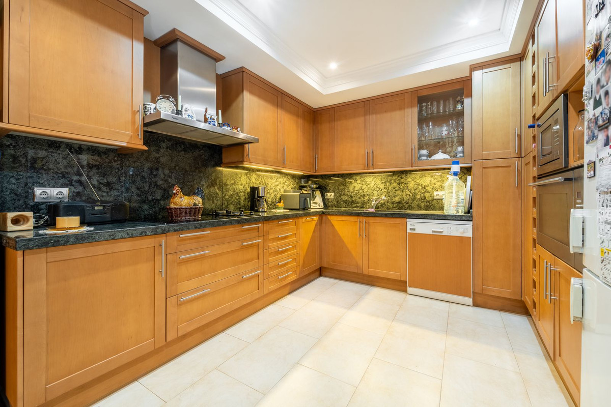 6 Bedroom Villa in Marbella - Photo 14