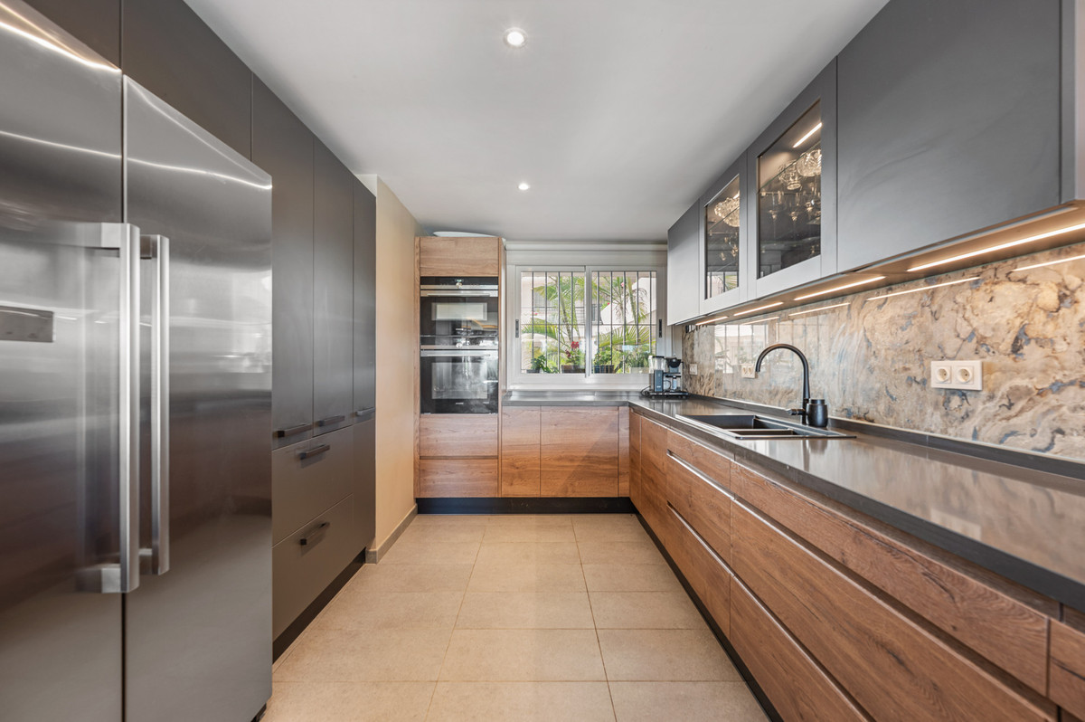 4 Bedroom Apartment in San Pedro de Alcántara - Photo 7