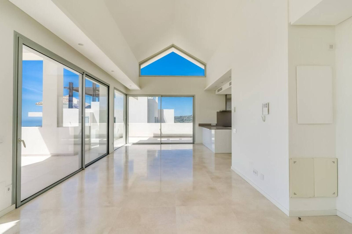 4 Bedroom Penthouse in Benahavís - Photo 2
