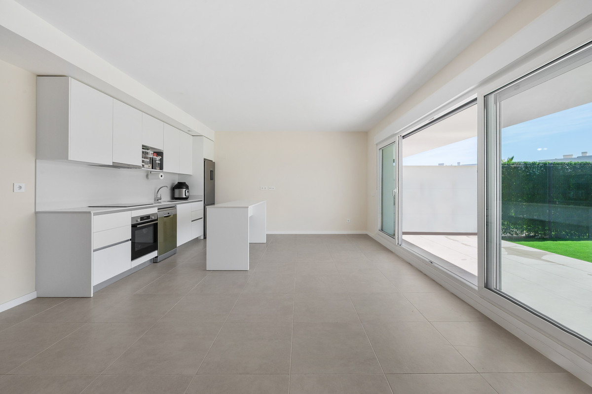 2 Bedroom Apartment in Estepona - Фото 6
