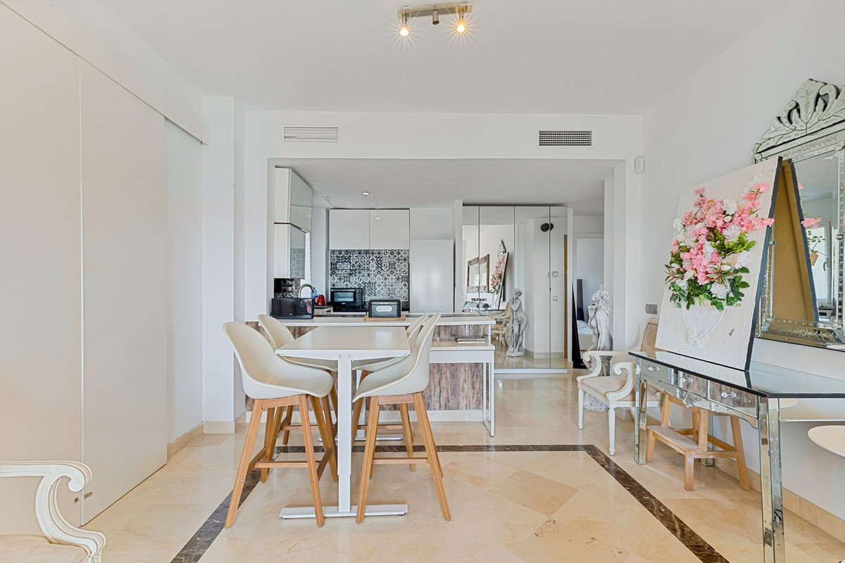 1 Bedroom Apartment in Benahavís - Photo 4