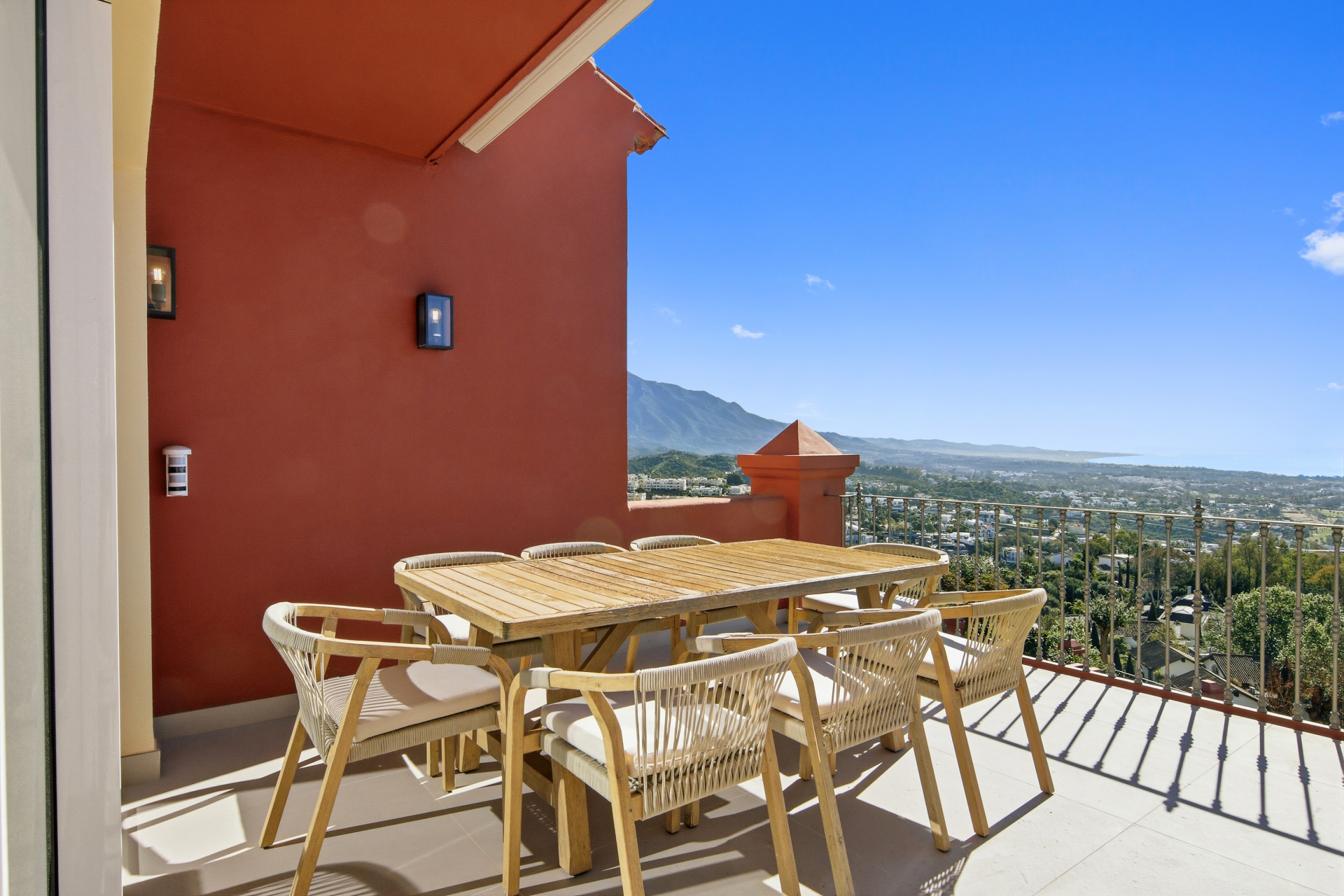 4 Bedroom Penthouse in Benahavís - Photo 6