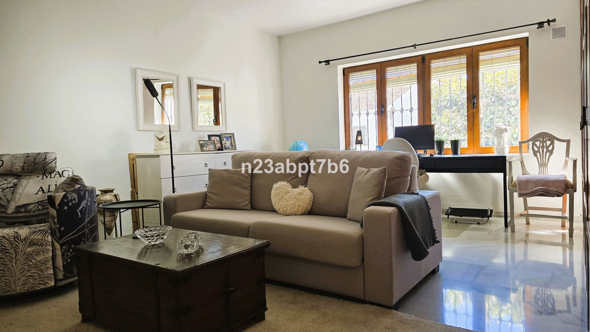2 Bedroom Apartment in Benahavís - Photo 3