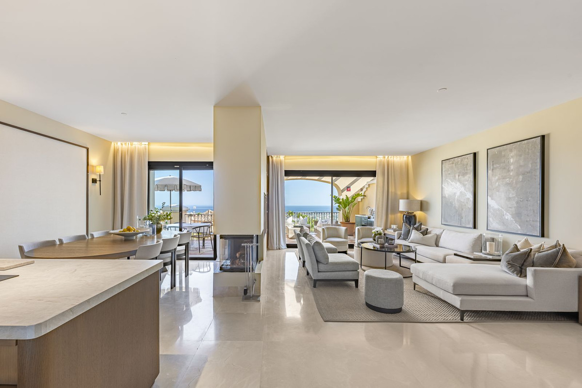 3 Bedroom Penthouse in Benahavís - Photo 2