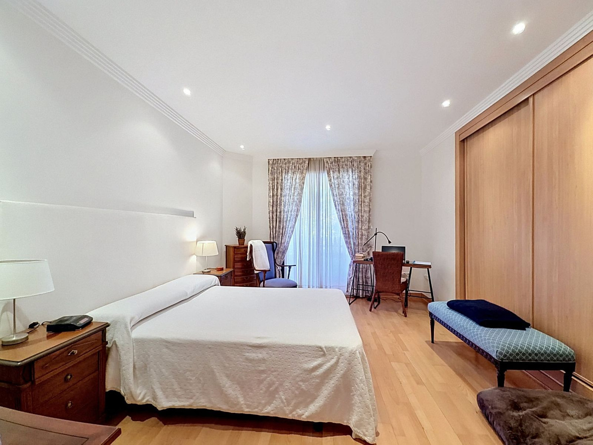 4 Bedroom Apartment in Estepona - Photo 18