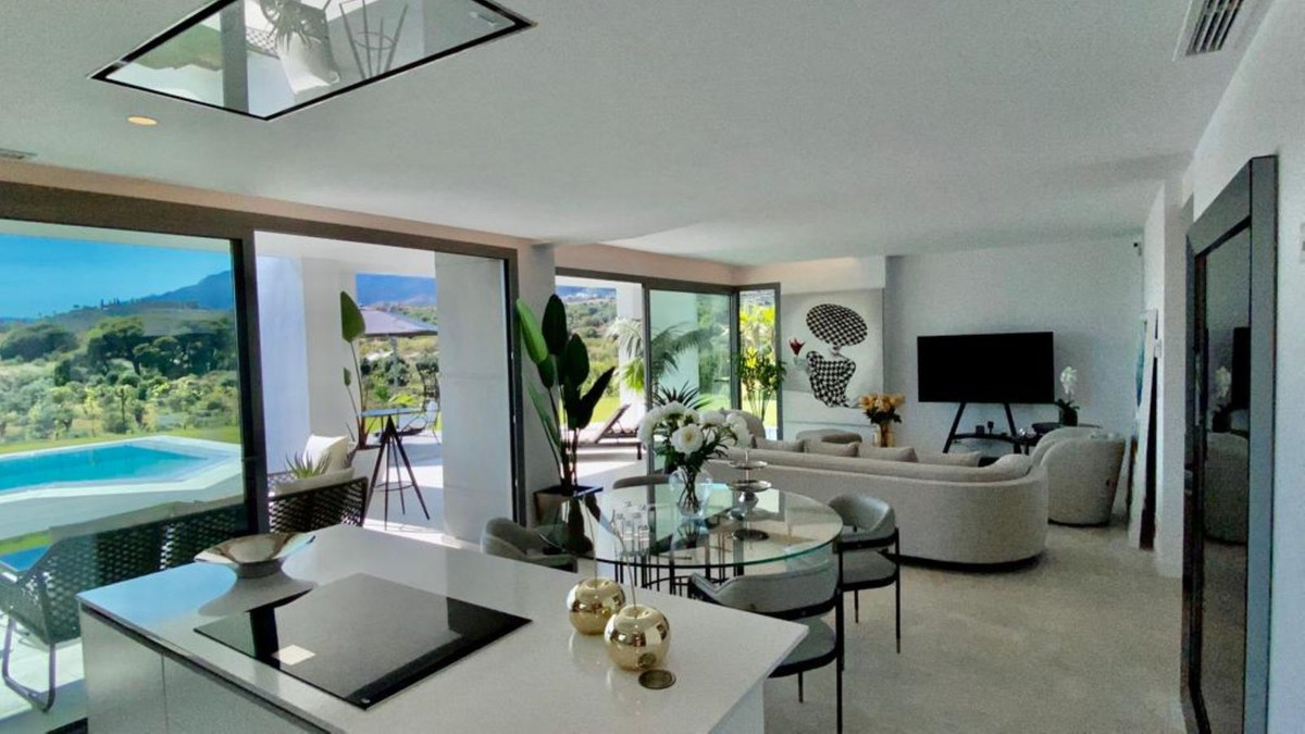 4 Bedroom Villa in Marbella - Photo 10