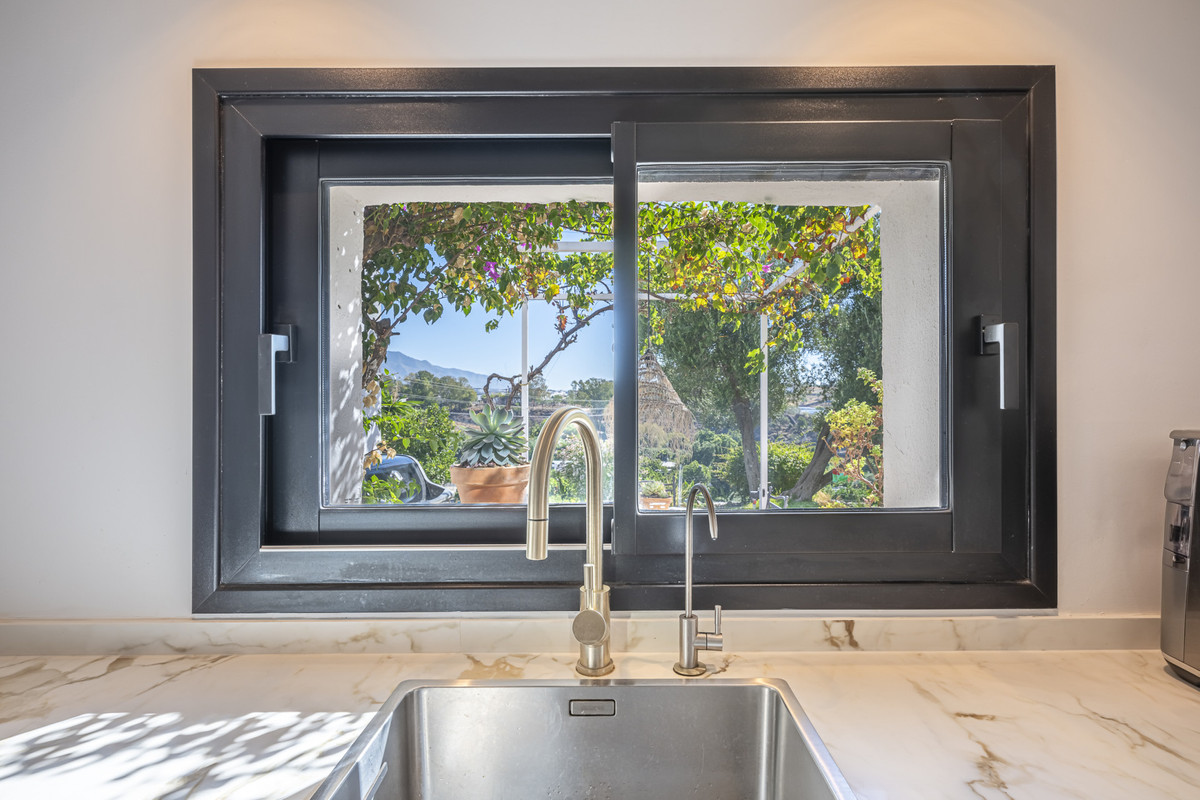 4 Bedroom Villa in San Pedro de Alcántara - Photo 8