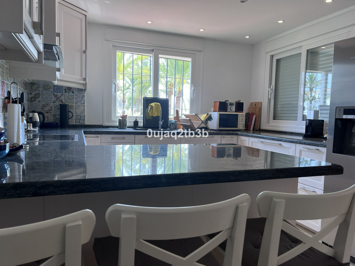 4 Bedroom Apartment in Marbella - Photo 7