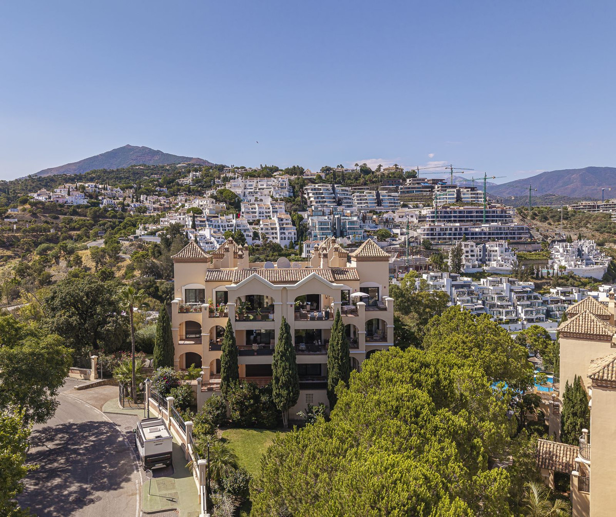 3 Bedroom Penthouse in Benahavís - Photo 17