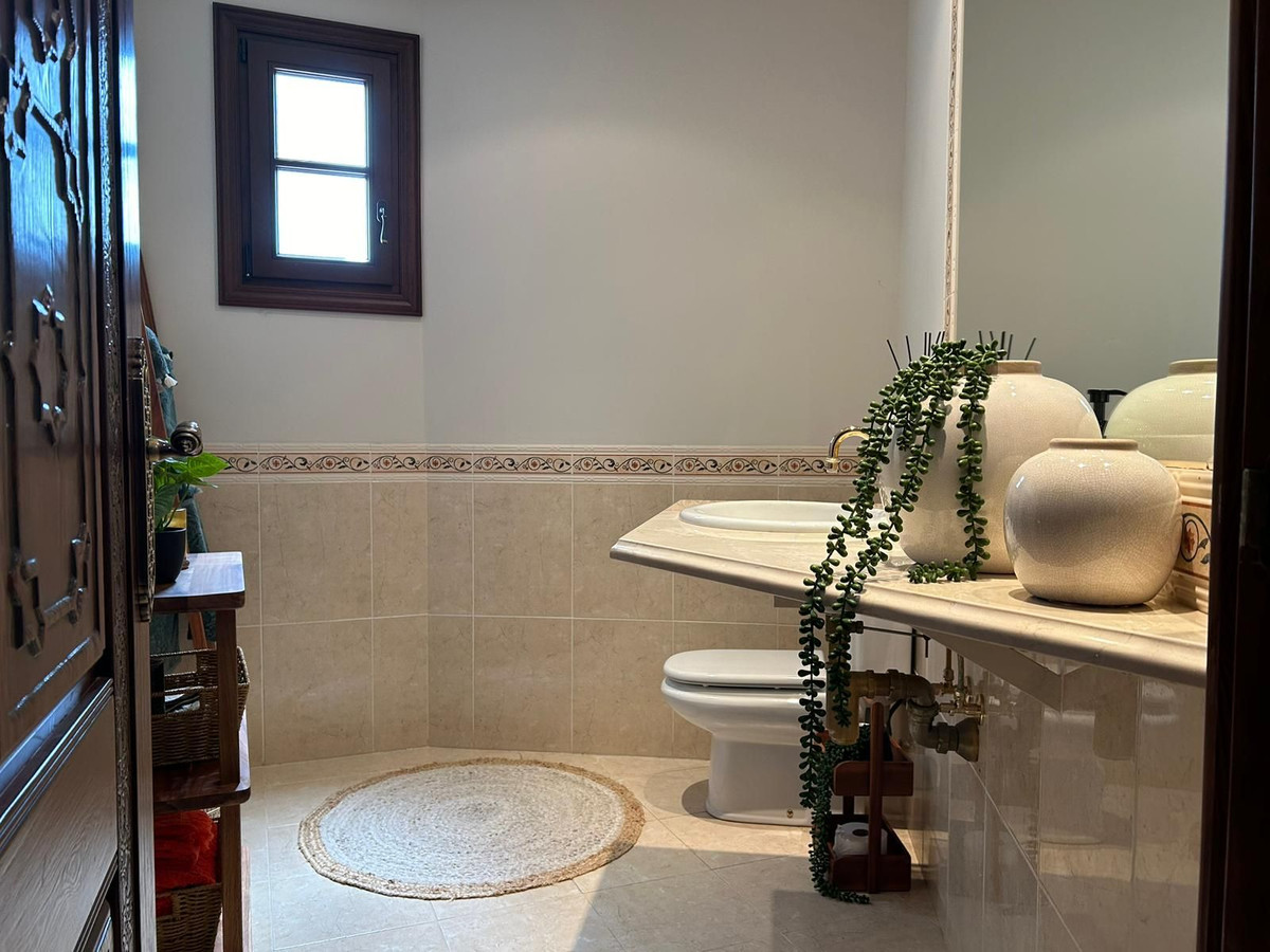 4 Bedroom Villa in Estepona - Photo 10