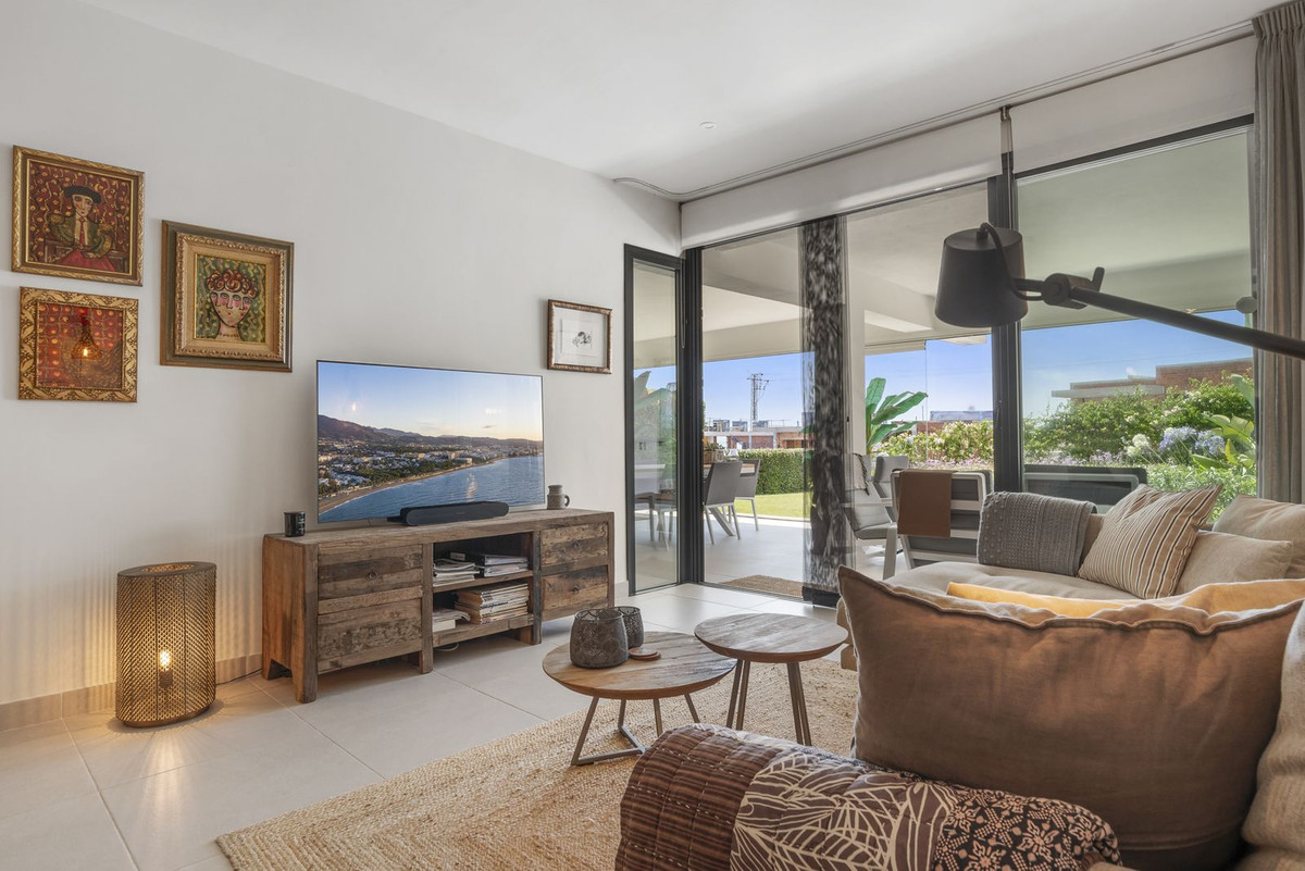 2 Bedroom Apartment in Estepona - Photo 12