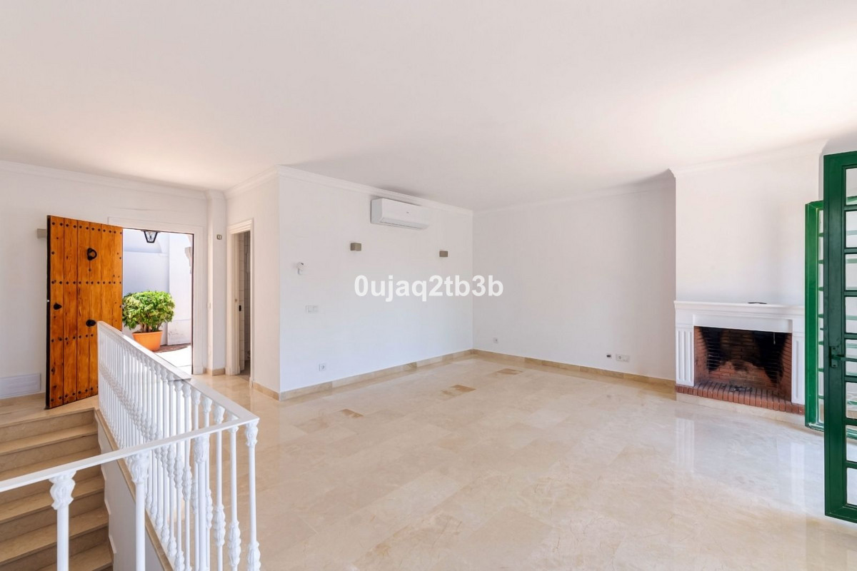 3 Bedroom Townhouse in Marbella - Photo 7
