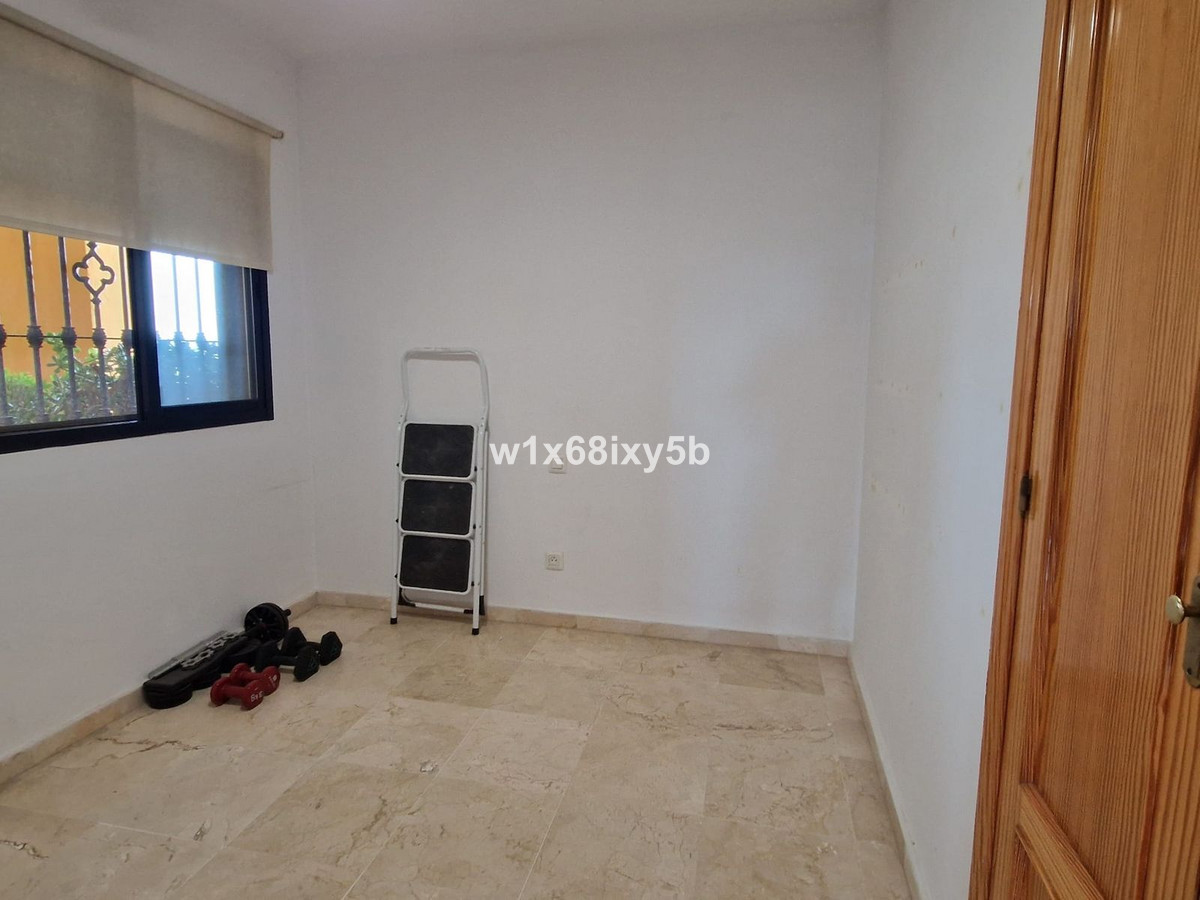 2 Bedroom Apartment in Estepona - Photo 10