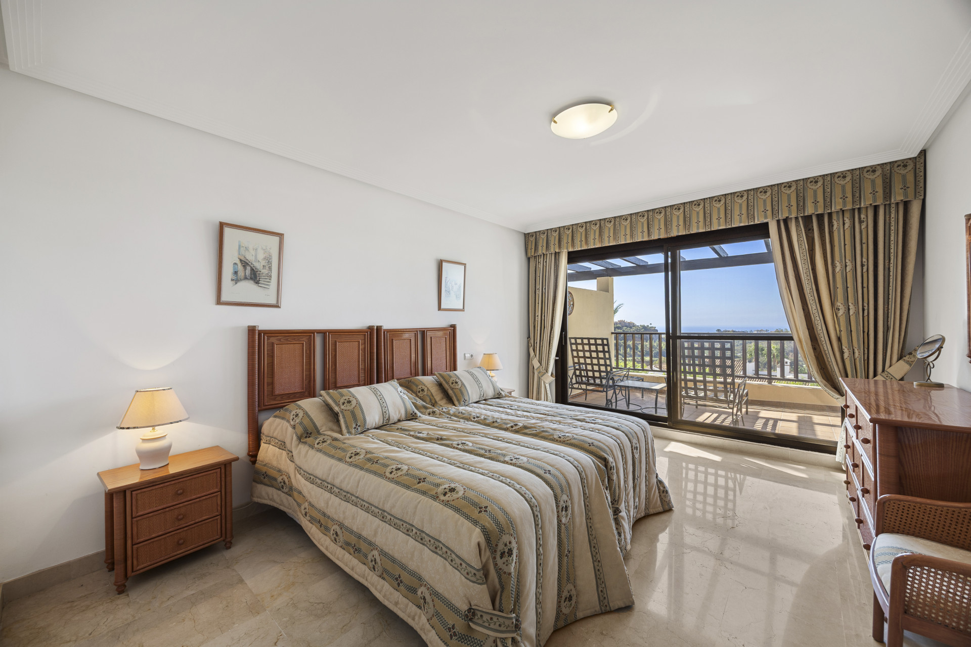 3 Bedroom Penthouse in Benahavís - Photo 14