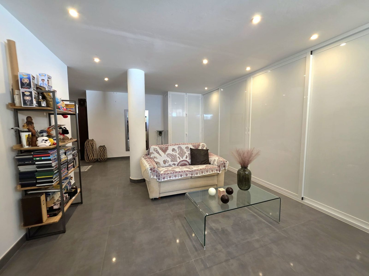 4 Bedroom Villa in Estepona - Photo 33