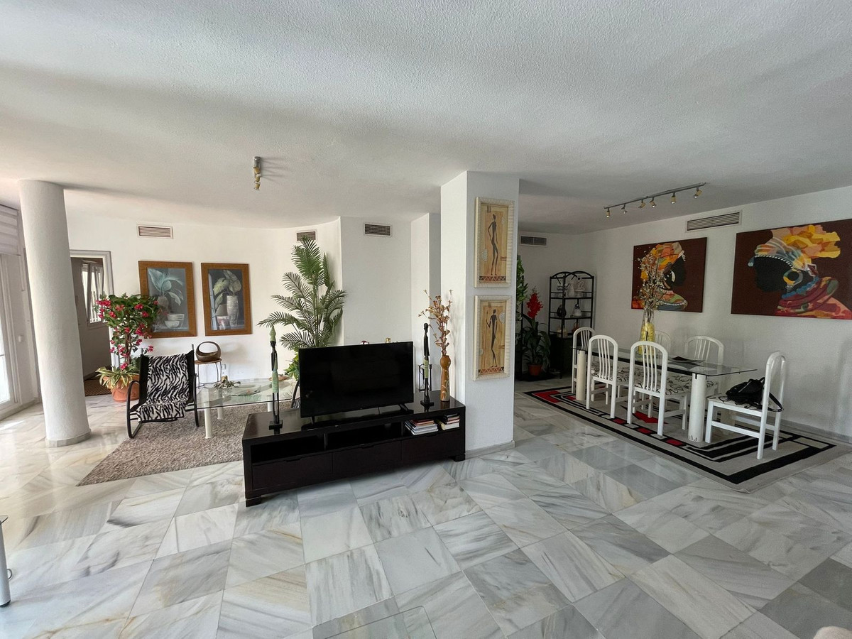 5 Bedroom Apartment in Marbella - Photo 4
