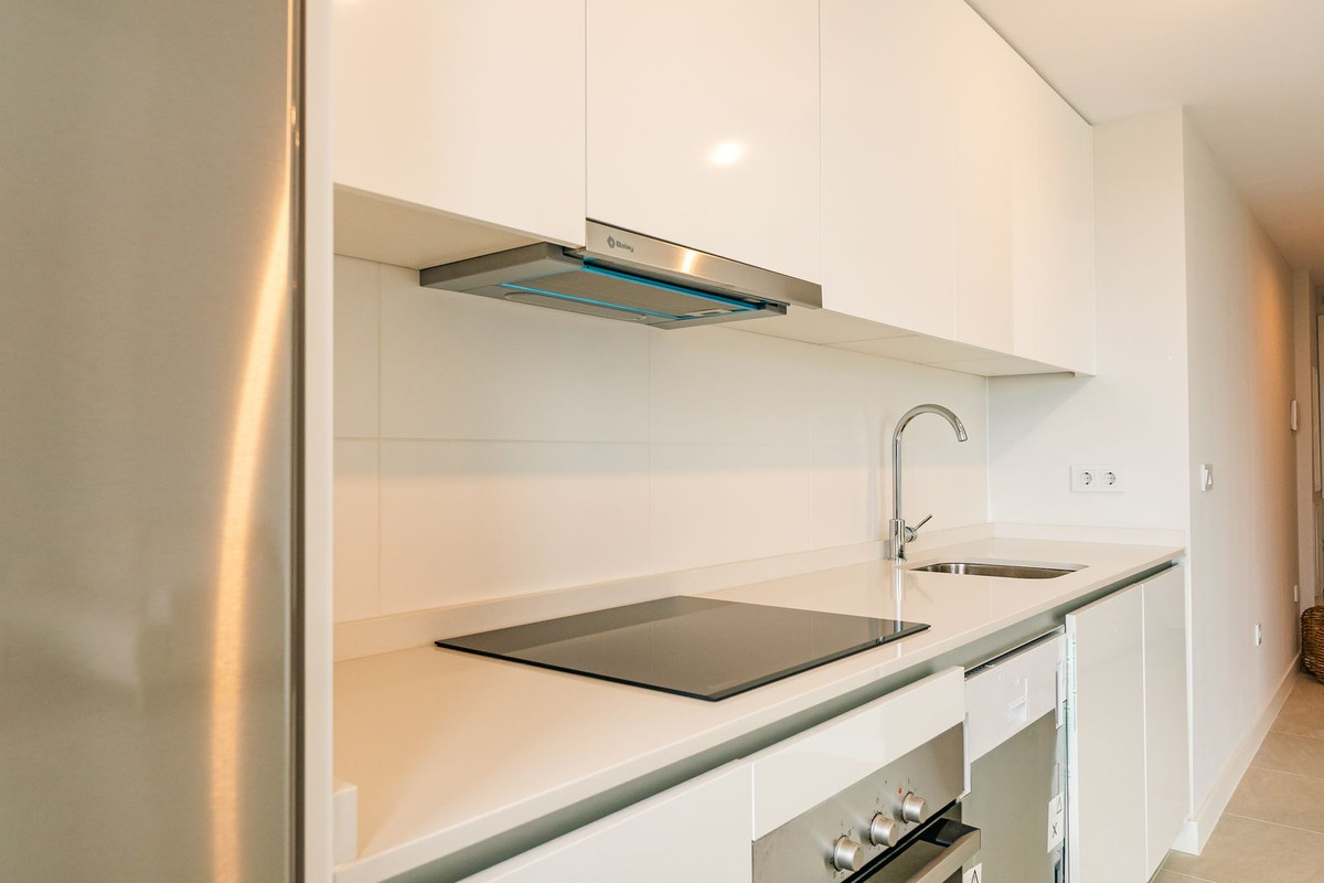 2 Bedroom Penthouse in Estepona - Photo 6