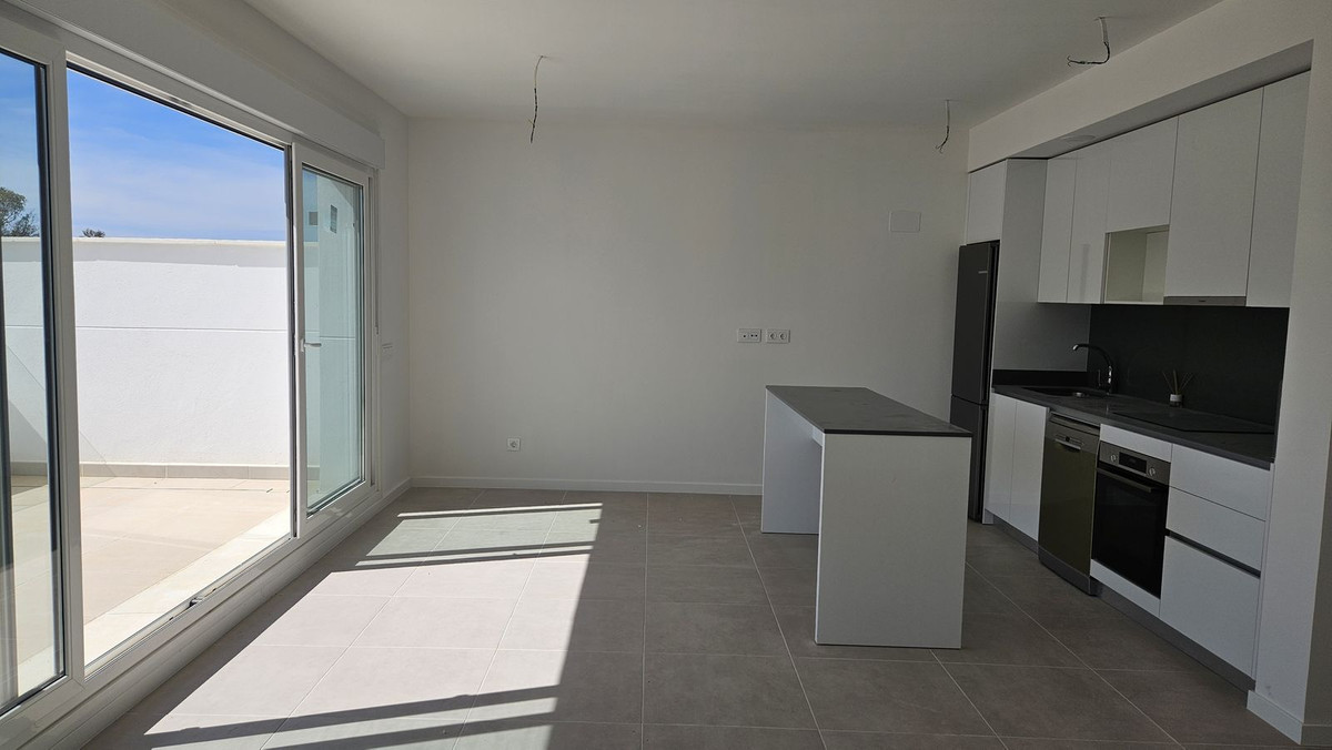2 Bedroom Apartment in Estepona - Photo 13