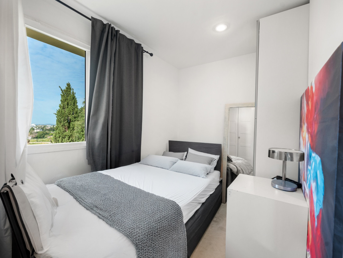 1 Bedroom Penthouse in Estepona - Photo 6