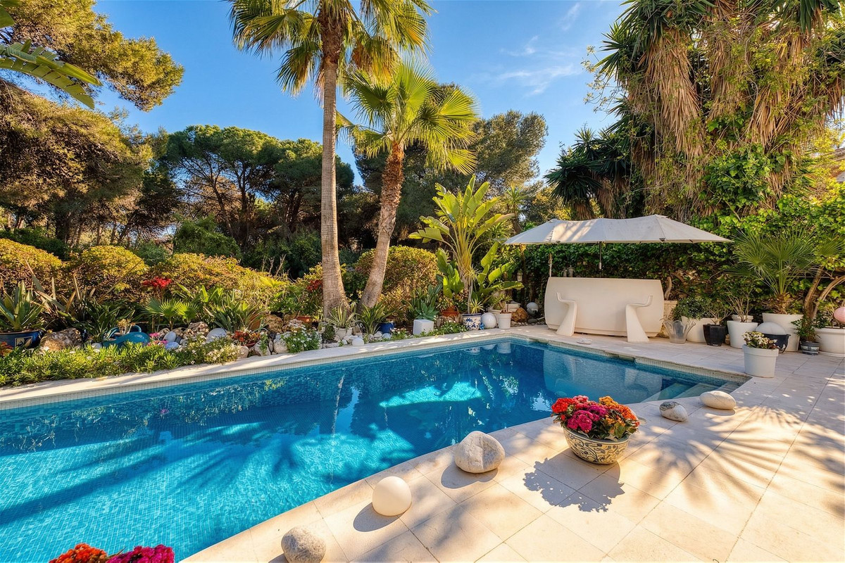 4 Bedroom Villa in Estepona - Photo 7