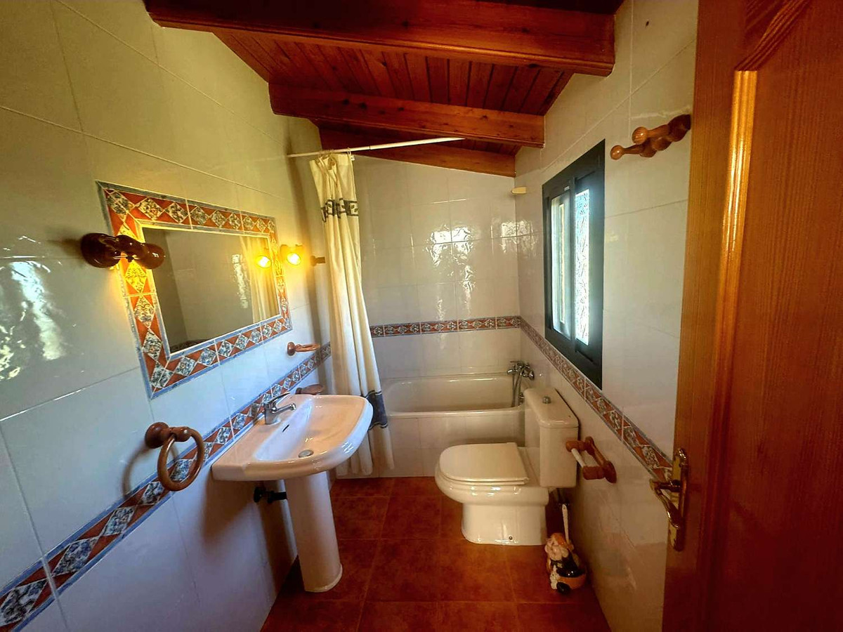4 Bedroom Villa in Marbella - Photo 25