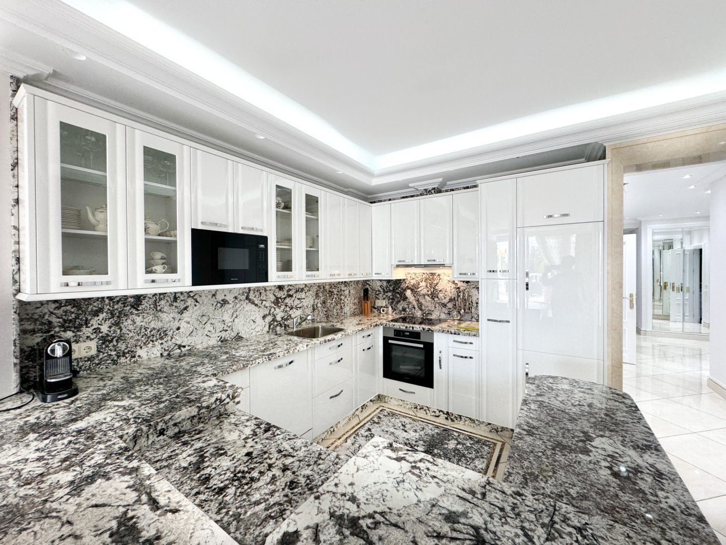 2 Bedroom Apartment in Marbella - Photo 2
