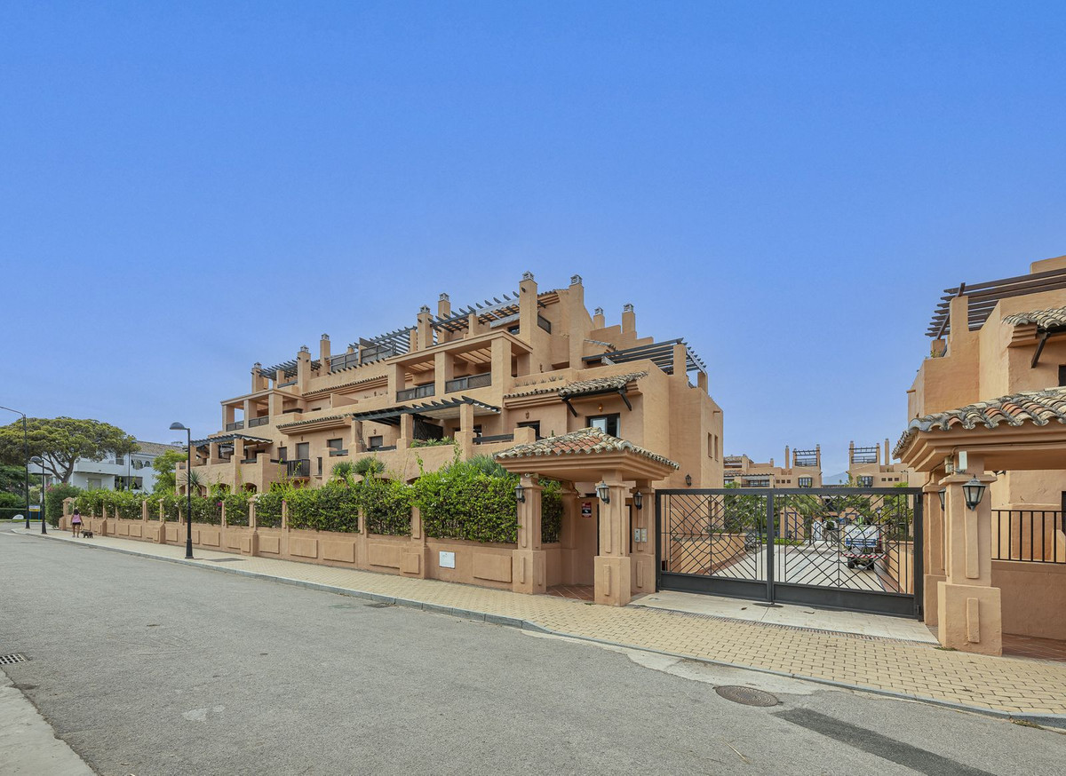 4 Bedroom Penthouse in Estepona - Photo 32